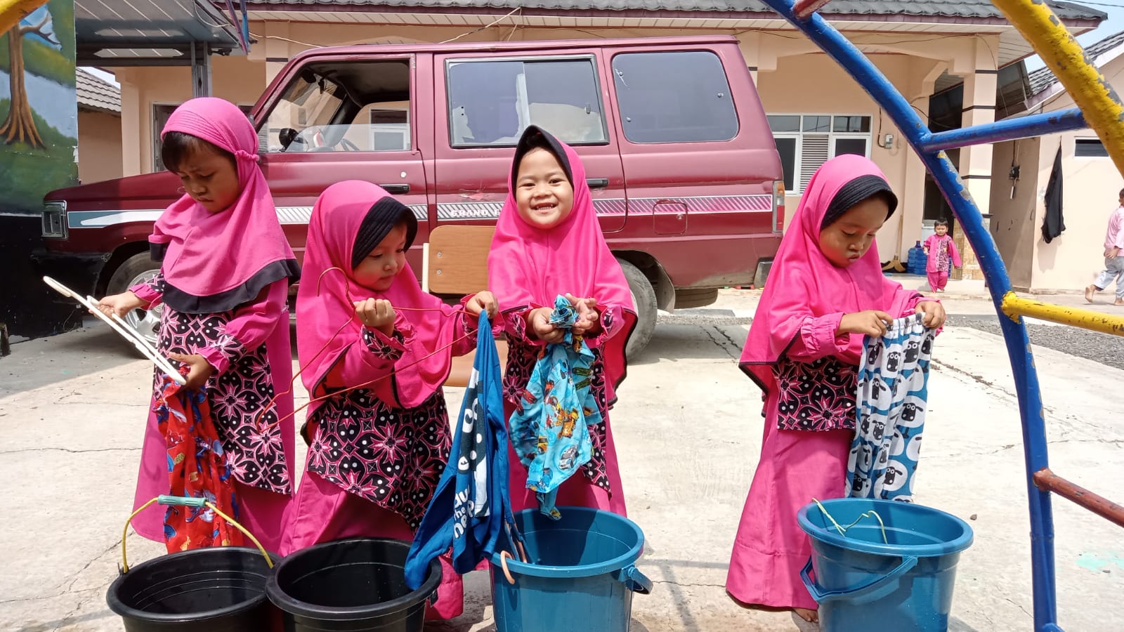 Belajar Mencuci Baju